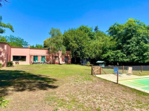 Casa con gran jardín y pileta en el pueblo